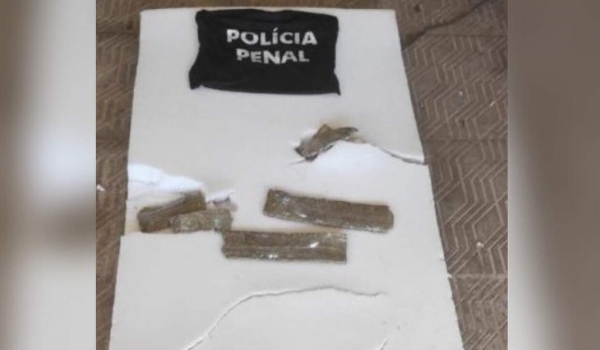 Mãe é flagrada tentando entrar em presídio com maconha escondida em colchão