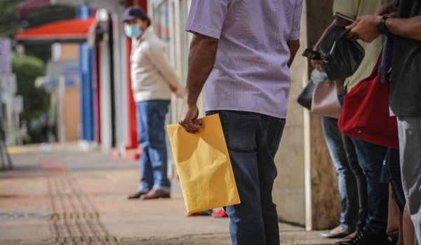 Desemprego cai para 12,1%, mas ainda atinge 12,9 milhões de pessoas