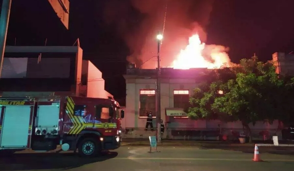 Prédio histórico estava irregular e fogo foi causado por curto-circuito