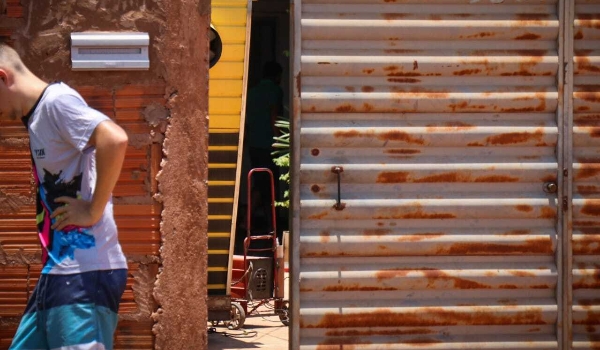 Homem morre eletrocutado ao consertar trailer