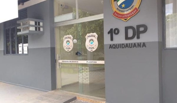 Em meio ao lixo, crianças são resgatadas após mãe ser presa em boca de fumo