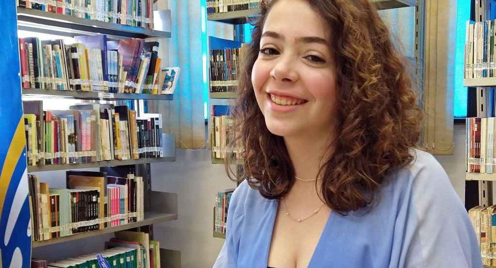Da escola para as bancas: Aluna de 14 anos lança livro sobre ficção científica