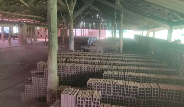 Fábrica de tijolos é multada em R$ 52, 4 mil por descumprir embargo