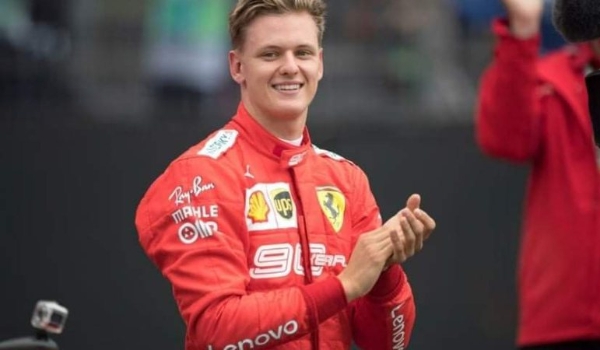 Mick Schumacher, promovido a piloto reserva da Ferrari em 2022