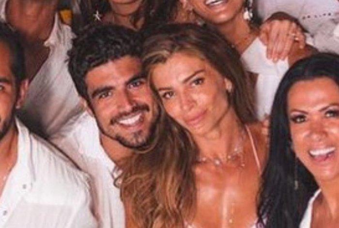 Caio Castro presenteia Grazi com carro importado