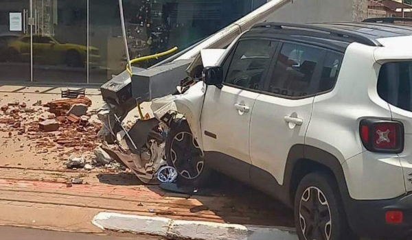 Mulher perde controle, colide carro e derruba poste de energia