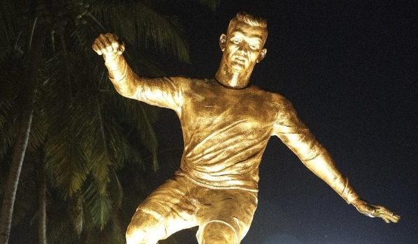 Estátua de Cristiano Ronaldo é inaugurada em Goa, ex-colônia portuguesa, e gera polêmica