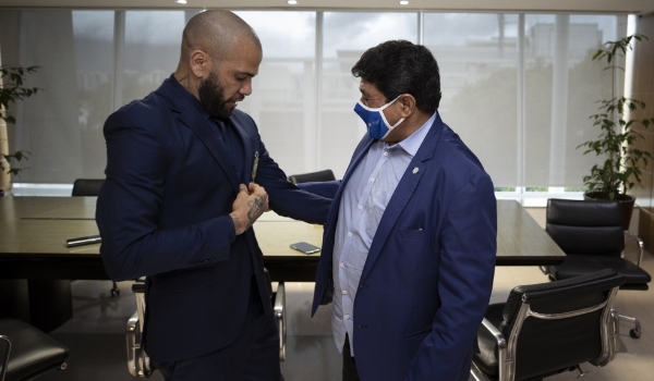 Com ajuda de Daniel Alves, CBF doa 20 toneladas de alimentos para famílias atingidas por chuvas na Bahia