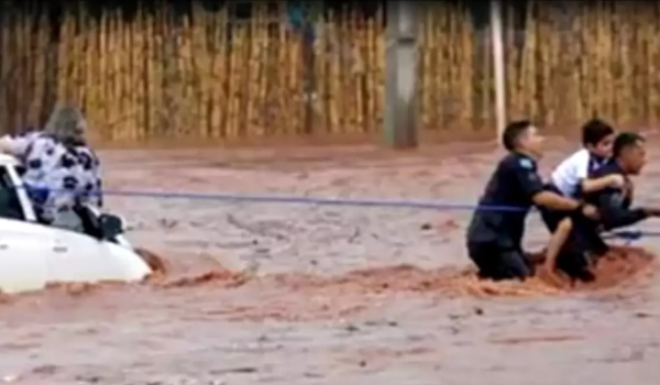 Policiais que resgataram mãe e filho estão entre os 69 promovidos por bravura