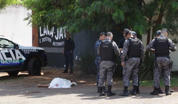 Empresário é morto a tiros na frente da mãe