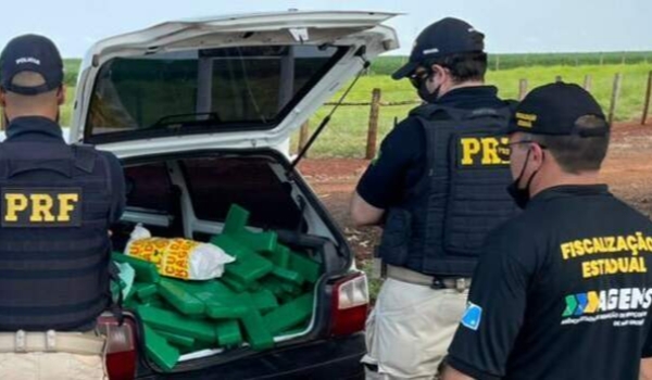 Adolescentes são apreendidos em Fiat Uno carregado com maconha