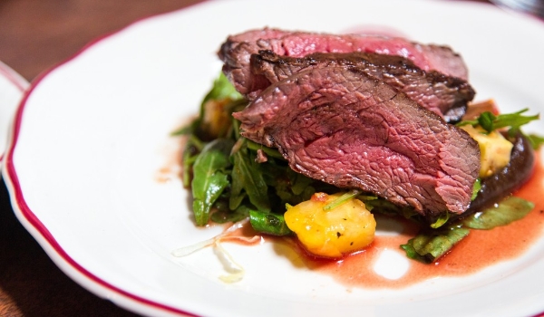 Líquido vermelho da carne não é sangue; saiba mais