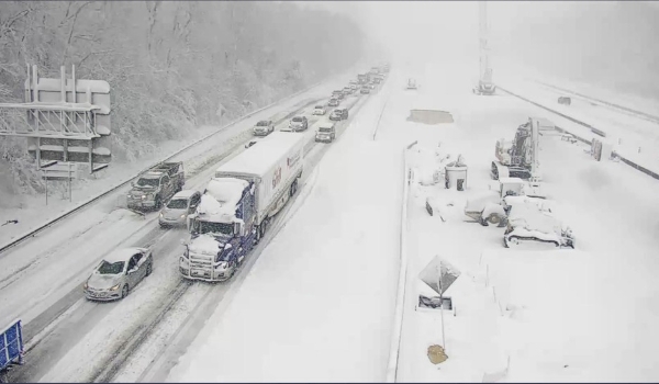 Centenas de motoristas ficam presos em rodovia nos EUA após acidente e tempestade de neve