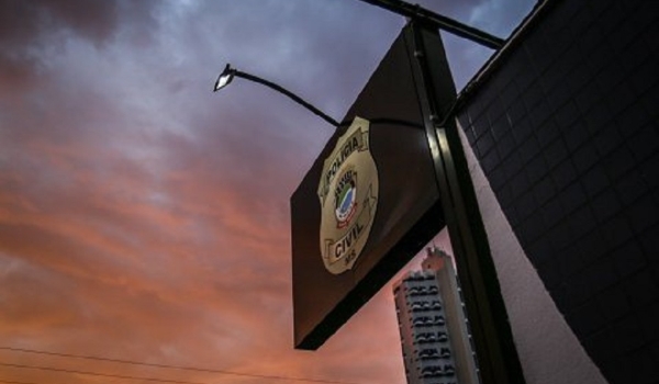 Morador é chamado na porta e agredido com pauladas e chutes por dupla em Campo Grande