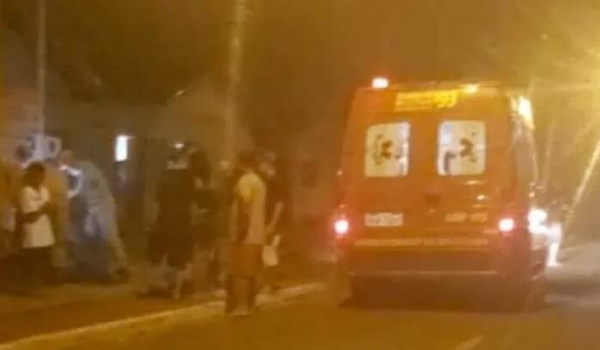 Ferido a tiros, jovem de 23 anos anda 50 metros para pedir socorro