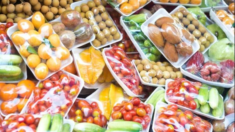 França proíbe embalagens plásticas para frutas e legumes a fim de reduzir lixo