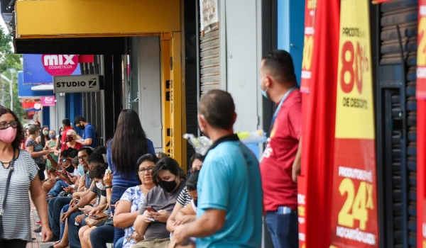 Campo-grandenses madrugam em fila de loja para aproveitar desconto de até 80%