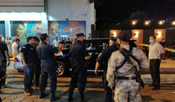 Homem é morto com quase 30 tiros em frente de choperia na fronteira