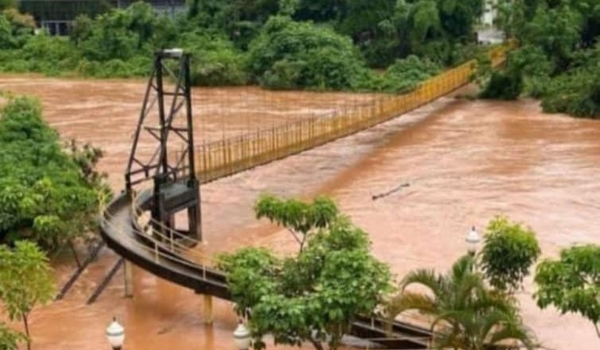 Ponte de Nova Era se rompe parcialmente e moradores ficam isolados após rio Piracicaba ultrapassar cota máxima