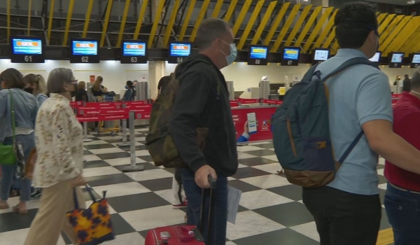 Aeroportos de SP têm voos cancelados por conta do aumento de casos de Covid e influenza