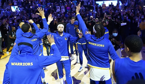 Klay Thompson se emociona com retorno, e enterrada viraliza