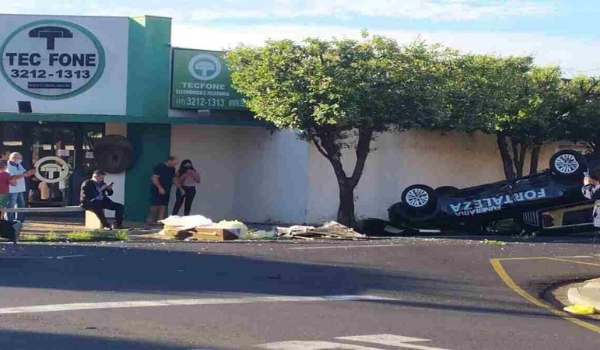 VÍDEO: Veículo de funerária é atingido em cruzamento e caixão com corpo é arremessado para fora em SP
