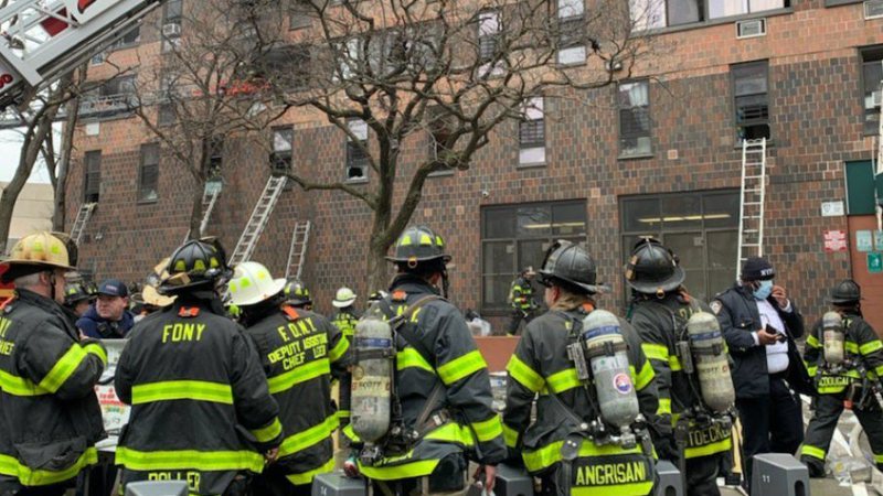Ao menos 13 pessoas seguem em estado grave após incêndio que matou 19 em NY