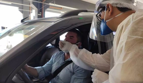 Procura por testes de covid lotam agenda do recém-reaberto drive thru da Fiems