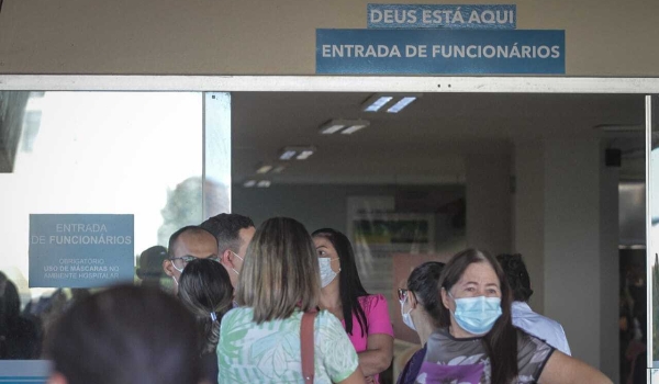 Santa Casa deposita salários e funcionários suspendem paralisação