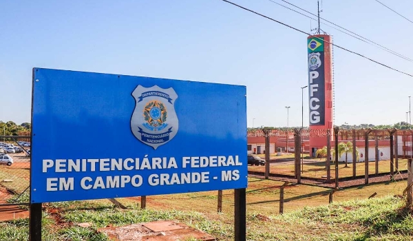 Em carta, Adélio Bispo afirma que presídio federal é “lugar satânico”