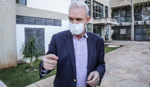 Com sintomas leves de Covid, secretário reforça vacina e diz que 95% dos internados não tomaram doses