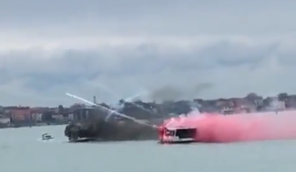 Briga de torcida ou batalha naval? Ultras de Milan e Venezia se enfrentam em alto-mar