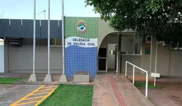 Adolescente de moto morre ao colidir em cavalo em estrada rural