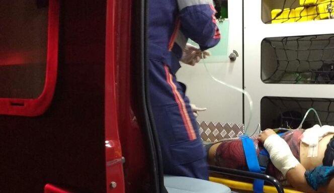 Mulher é socorrida após ser esfaqueada por ex-marido