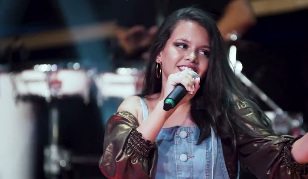 Brisa Star, a fadinha do piseiro que se jogou no passinho de Miley Cyrus e Camila Cabello