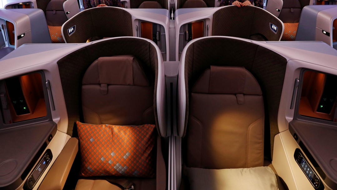 Decreto de Bolsonaro libera classe executiva para voos internacionais de ministros e servidores