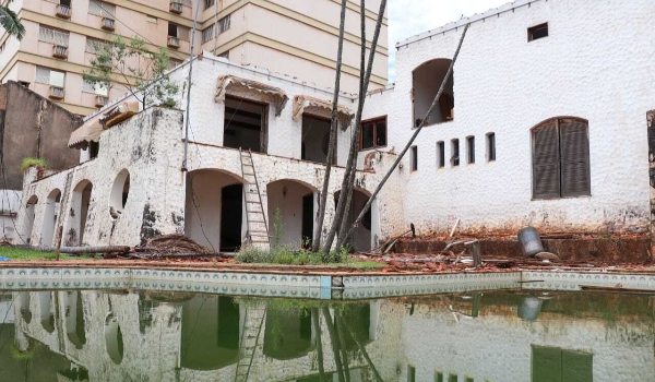 Resistente por 45 anos, casa histórica será hamburgueria na Afonso Pena