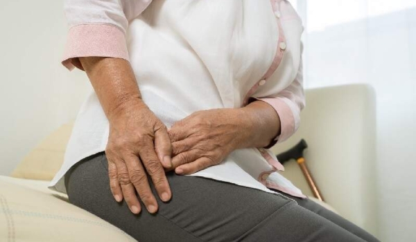 Após anos com dor, idosa consegue na Justiça cirurgia de R$ 119 mil