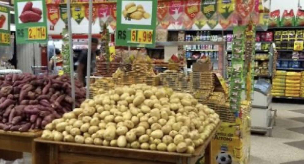 População lota supermercados em MS