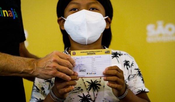 Indígena de 8 anos é a primeira criança a receber dose de vacina infantil contra Covid-19 em SP