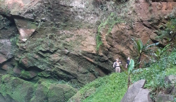 Equipe especializada em alturas faz buscas em paredões atrás de idosa desaparecida em trilha