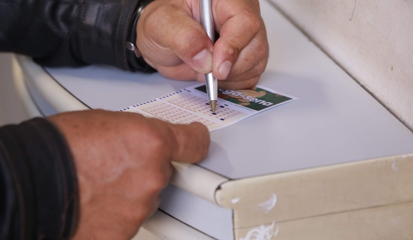 Mega-Sena acumula, mas 48 apostas de MS acertam quadra
