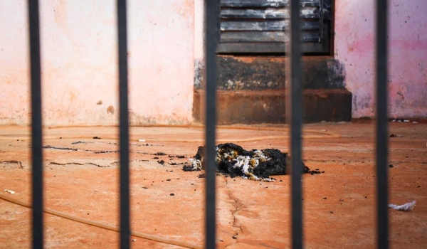 Mãe é presa após atear fogo em casa com bebê dentro