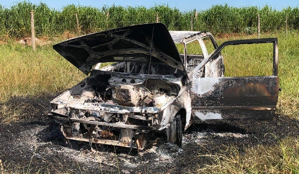 Carro é encontrado queimado nos fundos de fazenda no Portal Caiobá