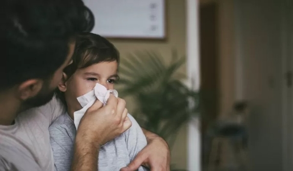 Por que a Suécia paga pais para cuidarem de filhos doentes