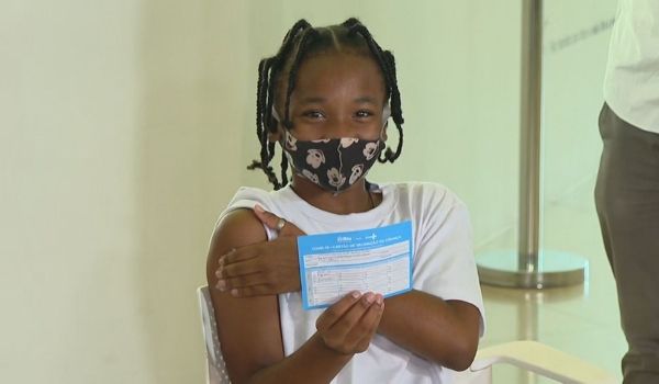 Campeã de jiu-jitsu é primeira criança a ser vacinada no Rio; confira o calendário