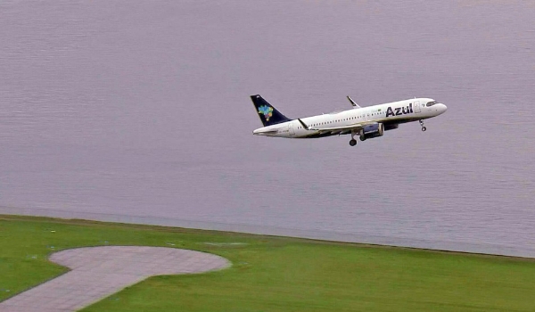 Anac autoriza Azul e Gol a voar com menos comissários em voos 