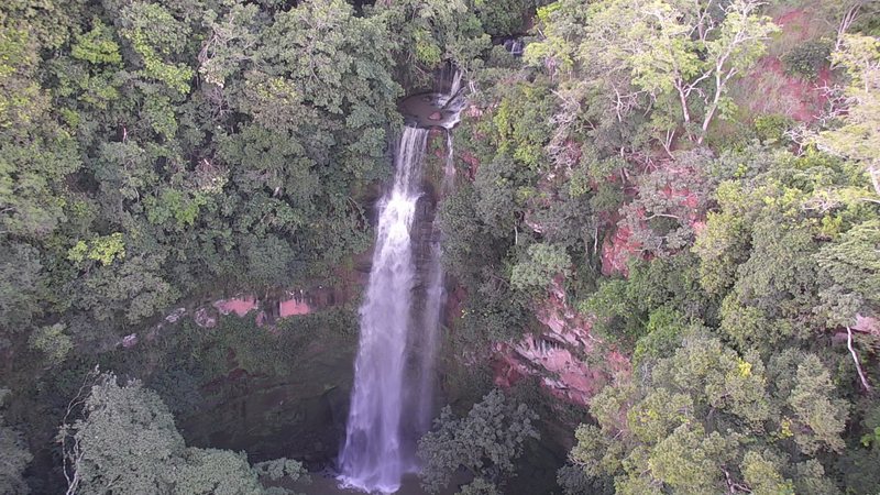 'Região quente': bombeiros iniciam buscas em cachoeira onde idosa foi vista pela última vez