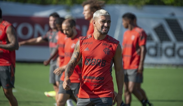 Com cláusulas por títulos e pagamento diluído em cinco anos, Flamengo renova com Arrascaeta até 2026