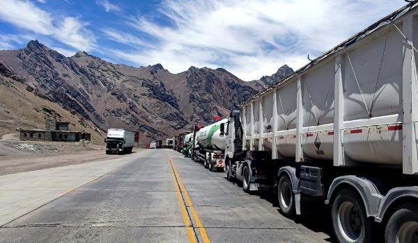 Testes de Covid causam fila de quase 2 mil caminhões na fronteira da Argentina com o Chile